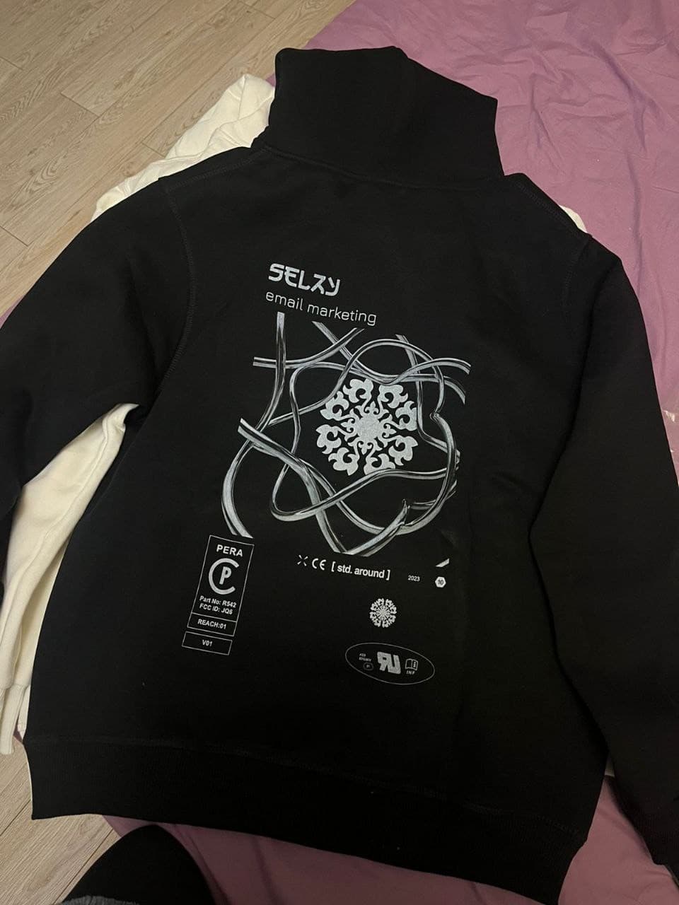 Black Selzy sweatshirt with an email marketing print